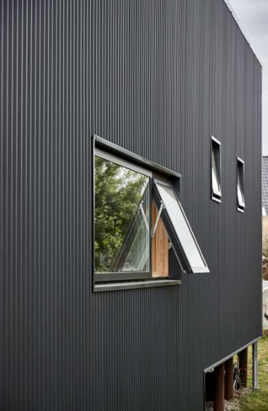 „Pinteressante“ Dach- und Fassadenlösung mit Sinusprofilen,